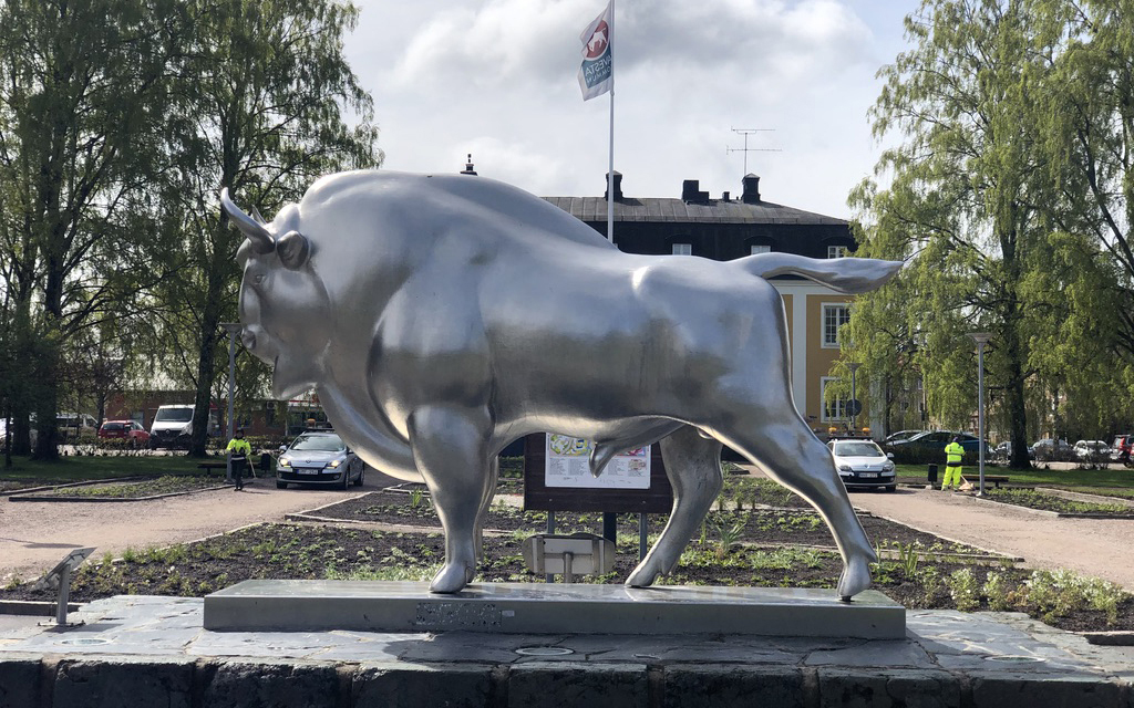 En staty i metall föreställande en stor tjur