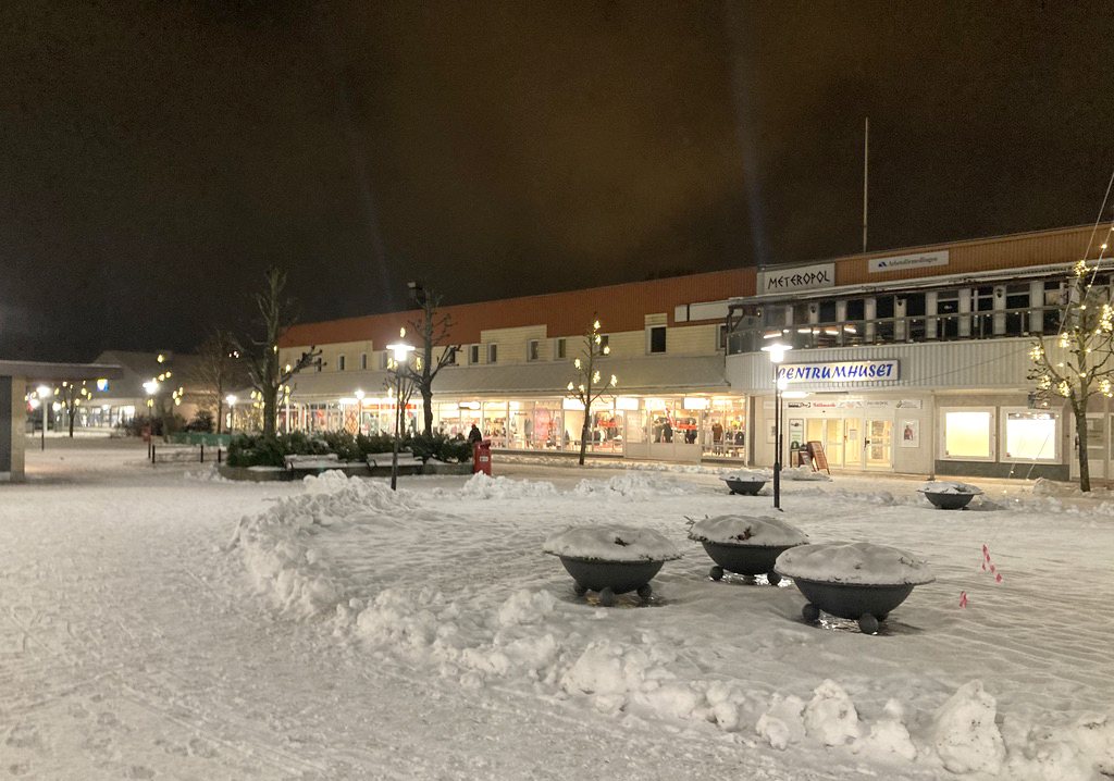 Torg i Halstahammar med snö på marken